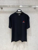 露露Ss春夏新款首发专柜最新款短袖圆领T恤 高端订制 设计前卫时尚！品牌Logo重工艺设计 高端定制230克面料.手感柔软.穿着舒适.专柜级别精致车线.颜色：黑