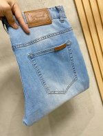 Lv 男士丹宁牛仔裤 官宣画册海报穿搭款 客供高级进口的丹宁原色面料 特选日本冈山纯正13Oz 盎司牛仔布料 重磅环保植物酵素水洗工艺 肌理有着淡淡的复古色彩