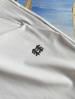 可隆Kolon Sport春夏季速干休闲裤，采用加密高弹面料，全进口定制 不掉色，高弹，悬垂性极好，免烫抗皱 上身舒适，裤子采用经典的休闲设计，可翻卷裤脚穿着，