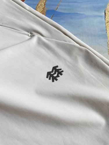 可隆Kolon Sport春夏季速干休闲裤，采用加密高弹面料，全进口定制 不掉色，高弹，悬垂性极好，免烫抗皱 上身舒适，裤子采用经典的休闲设计，可翻卷裤脚穿着，