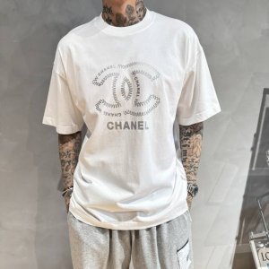 新款Chanel 新款T恤 面料采用顶级原版精梳棉洗水面料 立体印花图案设计 时尚潮流 顶级的做工 高端品质 男女同款 尺码 S-2Xl