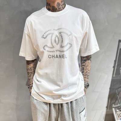 新款Chanel 新款T恤 面料采用顶级原版精梳棉洗水面料 立体印花图案设计 时尚潮流 顶级的做工 高端品质 男女同款 尺码 S-2Xl
