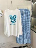 价格：￥150 品名：Imm* 贪吃蛇慵懒防晒衫格子休闲裤套装 尺码：S.M.L 颜色：蓝色 嘎嘎适合蛇年的卡通防晒衫先来，衣身上的印花是贪吃蛇的造型，颜色可可
