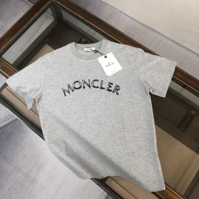 mon*Cler 蒙口 春夏最新款圆领短袖T恤 当季颜值担当采用进口原版科技面料 顶级印花图案品牌标识立体字母Logo 独特设计 档次极高 舒适柔软 其细腻程度