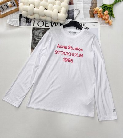 春夏新款 Acne 做旧字母长袖T恤 此款光白色长袖T恤在正面饰有红色“Ac1996”徽标，选用喷绘工艺棉麻混纺面料裁制而成。版型休闲，袖口印笑两的印花细节。