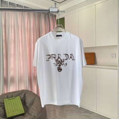 prad*普拉达2025夏季新款 个性字母Logo印花 定制面料300G 短袖T恤 男女同款 颜色: 黑色 白色 玫红色 铁灰色 尺码: S M L Xl Xx
