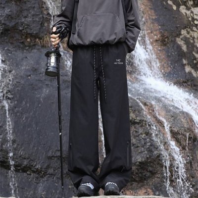 上新 Arc'teryx 始祖鸟海外户外防水冲锋裤，男女同款休闲裤，今年流行的面料，小红书主播推荐，上身质感满满，版型立体，完美修饰腿型，可随意日常搭配，不费劲