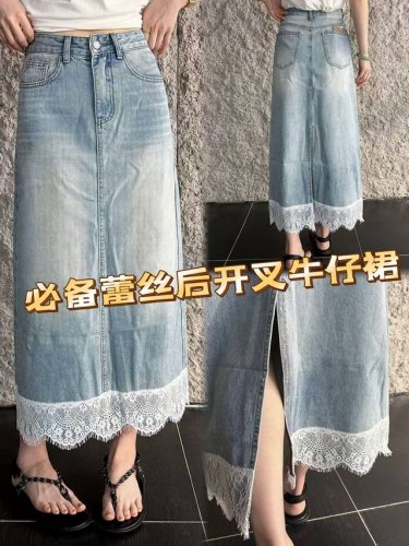 浪漫与随性并存的牛仔裙，谁能不爱？这条蕾丝后开叉牛仔裙，经典牛仔蓝邂逅精致蕾丝，柔美与酷感碰撞。高腰设计优化身材比例，后开叉增添灵动气息，行走间风情尽显。无论是