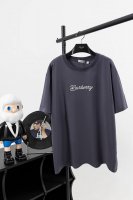 款号B01原版灰蓝 Burberry 巴宝莉冲浪板发泡印花短袖 面料采用260克纯棉双纱螺纹搭配32支双纱1*1。面料定染灰蓝黑螺纹同缸配套定染。 工艺：印花采