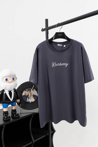 款号B01原版灰蓝 Burberry 巴宝莉冲浪板发泡印花短袖 面料采用260克纯棉双纱螺纹搭配32支双纱1*1。面料定染灰蓝黑螺纹同缸配套定染。 工艺：印花采