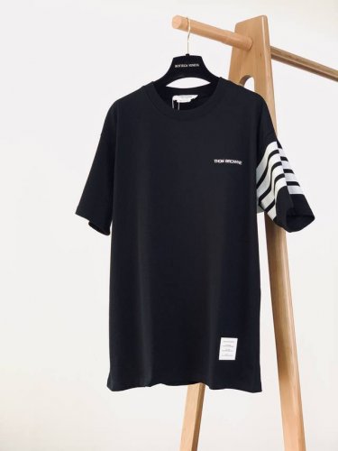 thom Browne 汤姆 布朗 2025Ss春夏新品 万年经典款T恤，简约中蕴含着独特格调。胸口处精致的品牌字母刺绣标识，低调却彰显身份，是品牌精神的凝练表