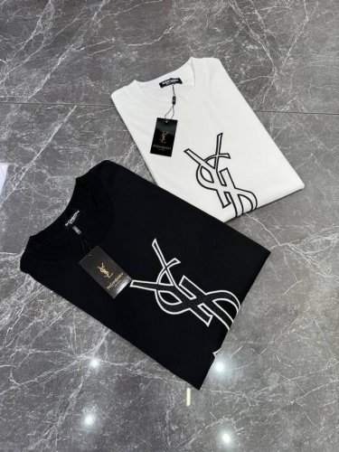 ysl 经典字母潮牌T恤！万针刺绣工艺，定制300G纯棉面料，舒适柔软.手感回弹性好！适中的重量与极佳的垂坠感.即高级潮男必备单品！ 颜色：黑色 白色 欧码：S