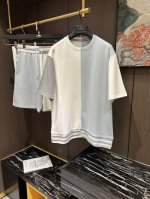 衣服- 。裤子- 。 Tb2025春夏新款短袖短裤套装，既经典又百搭，谁不爱啊，将经典再次展现非常的耐看，自带低奢光环与辨识度 理念和现代化的先进技术进行了完美