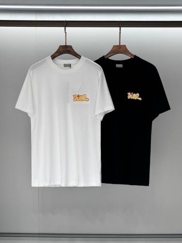 合照细节 Dior 迪奥 25Ss夏季新款圆领短袖T恤！280克重磅高端纯棉面料，手感质感都极完美！修身裁剪设计干净利落！时尚又好看！走线做工非常精致！版型效果