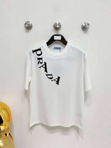 prada普拉达 2025Ss春夏最新款短袖T恤出货啦！！ 2025新款T恤 高版本专用面料 高克重纯棉丝光面料 上身舒适不失挺阔 针脚刺绣工艺、数字印花、植绒