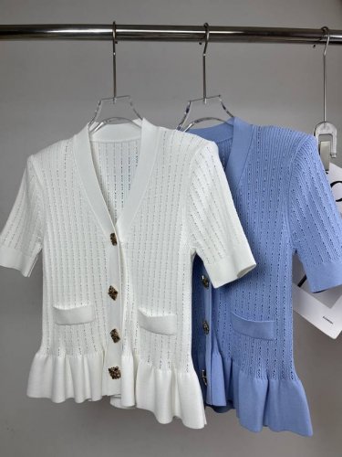 2025夏季爆款 钻扣菏叶边袖V领针织衫 Size: S- L