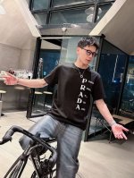prada普拉达独家专供新款原单男士休闲短袖 高端定制 高版本 时尚百搭爆款进口面料 手感超柔软细腻 穿着亲肤舒适 高端精品 代工厂P精细做工 上身非常赞 男士