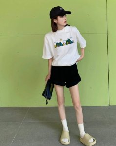 上新 Nb新款情侣圆领短袖T恤 超级吸睛 色调上的搭配效果自带层次 视觉上很有高街调性 重工艺高质感 棉质感强 男女同款 尺码 S-3Xl 颜色 黑色 白色 s