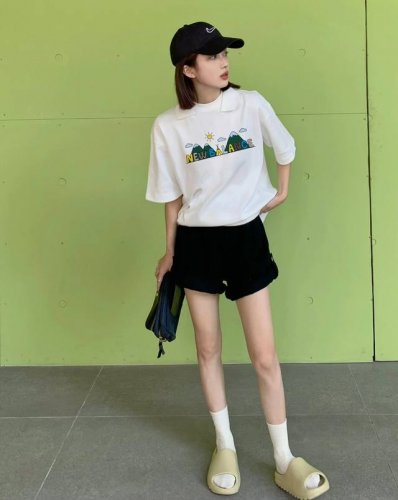 上新 Nb新款情侣圆领短袖T恤 超级吸睛 色调上的搭配效果自带层次 视觉上很有高街调性 重工艺高质感 棉质感强 男女同款 尺码 S-3Xl 颜色 黑色 白色 s