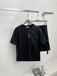 一套Prada 家最新25Ss爆款套装来袭 面料采用原版定制 面料柔软轻盈 吸湿排汗 上身超级舒服 M 3Xl