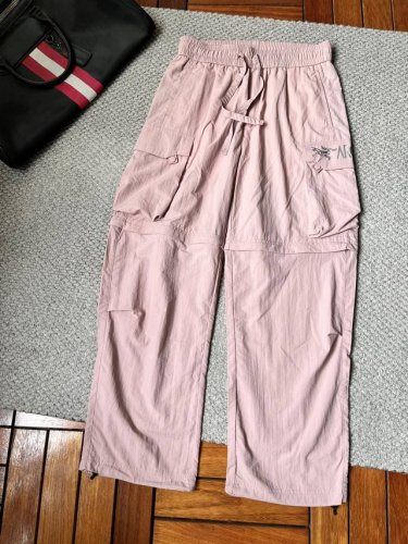 鸟‘’春夏25Ss休闲裤金典再次出现，原单订制高品质时尚休闲裤。超级百搭款。独家定制面料，挺阔有型，贴身舒适。原版定制专柜最新五金辅料。超靓版型、上身显腿修长，