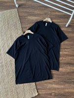 Lululemon针织男士圆领短袖，纯色设计简约大方，兼具休闲与时尚感。面料具有柔软、亲肤的特点，能提供舒适的穿着体验，同时具有一定的弹性，适合各种活动，具有良