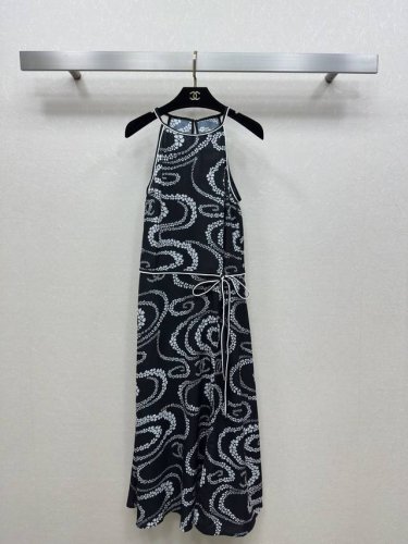 25Ss Chane *春夏新款 印花吊带连衣裙 高级定制薄纱材质 质感光泽透气舒适 通体活性满印不规则 山茶花图案 双C徽标 下摆开叉抽绳设计 充满个性和创意