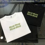 Miumiu2025春夏新款原单男士圆领短袖T恤 高版本 渠道货 高端定制 时尚百搭 柜台同步售卖 烫印软胶字母Logo设计 客供定制进口精莫代尔棉桑蚕丝混纺面
