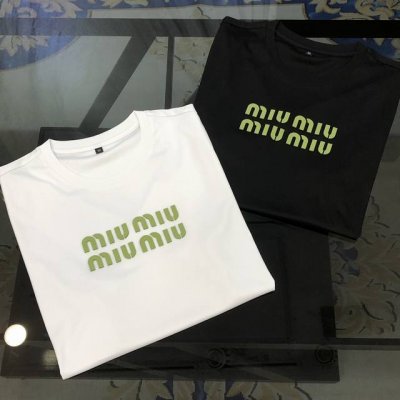Miumiu2025春夏新款原单男士圆领短袖T恤 高版本 渠道货 高端定制 时尚百搭 柜台同步售卖 烫印软胶字母Logo设计 客供定制进口精莫代尔棉桑蚕丝混纺面
