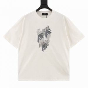 120 fendi/芬迪 25Ss 3D亮片珠片撞色绣花短袖T恤 专柜7700原版购入，正面定制有3D效果Fendi Block图案多色微型亮片刺绣。 前幅珠片
