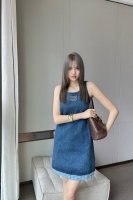 上新 Miumiu* 谬谬 贴布刺绣牛仔毛边吊带连衣裙～～ 订制复古牛仔洗水蓝 蓝色格子拼接减龄又显气质 颜色：蓝色 码数：Sml见尾图