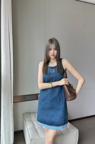 上新 Miumiu* 谬谬 贴布刺绣牛仔毛边吊带连衣裙～～ 订制复古牛仔洗水蓝 蓝色格子拼接减龄又显气质 颜色：蓝色 码数：Sml见尾图