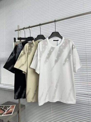 25Ss Lv 路易威登 夏季渐变满印圆领短袖T恤 官网同步 男女同款 面料：原版同步面料280克高支高密 高端品质 独家定制 采用定织定染高克重原版面料 宽松