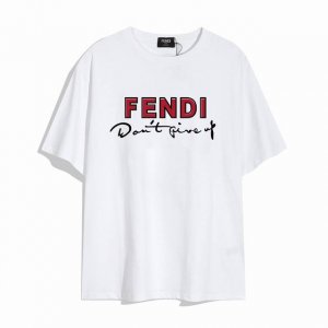 Fendi 芬迪新款字母短袖T恤,优雅的设计看起来气质满满！版型剪裁特别有讲究！上身很洋气显瘦内搭外穿都看高密针织圆领设计，平整简约！亲肤透爽！T恤面料的柔软性