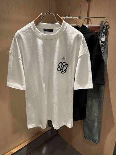 Louisvuitt*路易*登 2025春夏全新系列单品上线，非常时髦前卫的一款男女同款短袖T恤，标识Logo图案印花修饰！区别于以往的不同，宣示品牌传承多年的