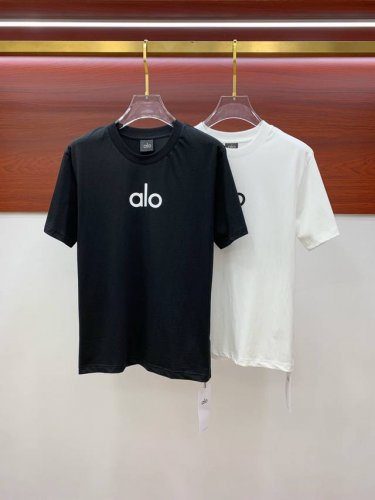 Alo 2025春夏新款男女同款短袖T恤，最新款全网独家首上！！~既经典有时尚百搭，谁不爱啊，将经典再次展现，非常的耐看，自带低奢光环与辨识度！传统的品牌理念和
