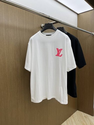 Lv 2540Fw春夏新品圆领打底外穿T恤，立体感Logo微廓形半袖活性纯棉打底T恤，棉，手感面糯有骨感，柔而有韧性。工艺处理，韧性和抗皱性能得到大幅度提高。微