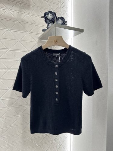 chane*2025新品上架 半开襟修身针织短袖 定制Yb全棉纱线织造 弹力舒适 透气好穿 半开襟针织短袖剪裁 美化头肩比例更显瘦 通体竖坑条纹理交织 配合领口