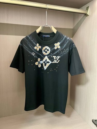 Lv 25Ss夏季新款手绘短袖T恤！专柜同步，每一件都是纯手工画制而成.独特的Logo 个性艺术系列全网独家首发 百搭款细节处理完美240克纯棉面料十分精致 原