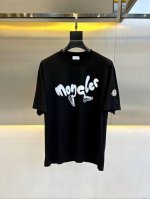moncler蒙口 男士跑步标识棉质圆领趣味签名短袖T恤 这款修身版型T恤采用棉质平纹针织面料制成 是男士衣橱的休闲单品 圆领款式设计 饰有全新跑步元素标识别