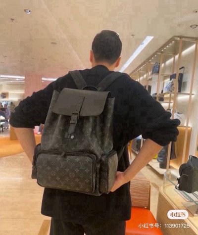 lv Trio 黑花双肩包 外观简洁又时尚，男生超耐造包包必备款 平时可以当做书包，还可以当登山包、旅行包，容量大，背上超级酷、质感很棒，商务人士被电脑极力推荐