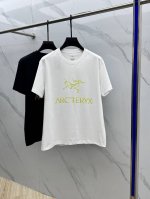 arc*始祖鸟 2025Fw春夏新品圆领打底外穿T恤，立体感Logo常规半袖纯棉打底T恤，棉，手感面糯有骨感，柔而有韧性。工艺处理，韧性和抗皱性能得到大幅度提高