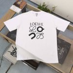 上新 款号 Kl5075 高版本 2025新款Loewe罗意威经典大图案Logo印花休闲情侣宽松短袖T恤 独一无二的活性环保面料染色 32支双纱精梳纯棉爽滑手感