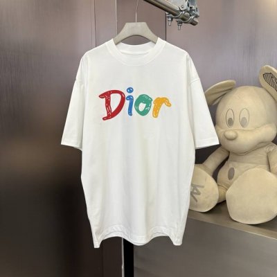 dior 春夏限定款，320克高订面料，40支双纱，定制织梦雅韵罗纹棉 质感细腻 舒适贴肤 以纯黑之色 诠释着优雅 标志性地标识跃然衣上 低调却醒目 彰显独特身