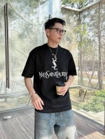 圣罗兰 2025春夏新款首发专柜最新款短袖圆领T恤 高端订制 设计前卫时尚！品牌Logo重工艺设计 高端定制丝光云朵棉面料.手感柔软.穿着舒适.专柜级别精致车线