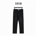 Dior 迪奥后袋老花牛仔长裤 今年为止做的最牛逼的牛仔裤，重度水洗工艺，暗藏玄机的细节非常多，这次主推的裤子无论是版型还是上身都太完美，比伯以及欧阳娜娜等众多