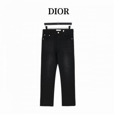 Dior 迪奥后袋老花牛仔长裤 今年为止做的最牛逼的牛仔裤，重度水洗工艺，暗藏玄机的细节非常多，这次主推的裤子无论是版型还是上身都太完美，比伯以及欧阳娜娜等众多
