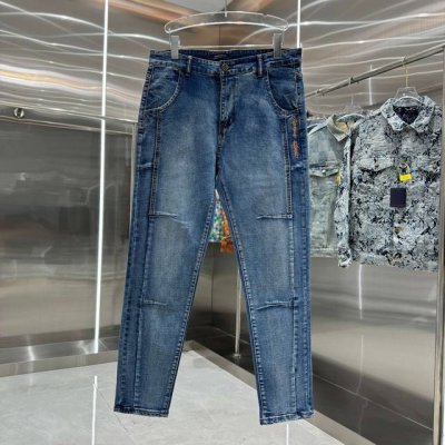 Louis Vuitton 路易威登 经典Logo字母印花牛仔裤 今年为止做的最牛逼的牛仔裤，重度水洗工艺，暗藏玄机的细节非常多，这次主推的裤子无论是版型还是上
