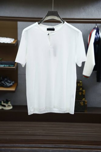 prada 普拉达-2025新款 春夏新款V领短袖 面料控必入款-采用进口高密度皮专柜定制皮马棉 质地温儒柔软 细腻柔软 上身自然是舒适 吸汗柔软细腻 不变形不