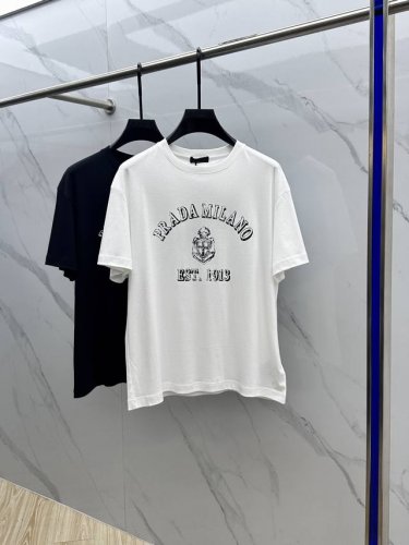 prada 普拉达 2025春夏新款首发专柜最新款短袖圆领T恤 高端订制 设计前卫时尚！品牌Logo重工艺设计 高端定制丝光长绒棉面料.手感柔软.穿着舒适.专柜